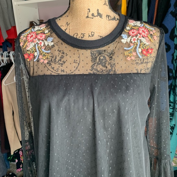 Chiffon black lace top with floral appliqué. - Picture 3 of 5